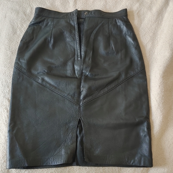 Danier Skirt in💯% genuine leather - Picture 2 of 10
